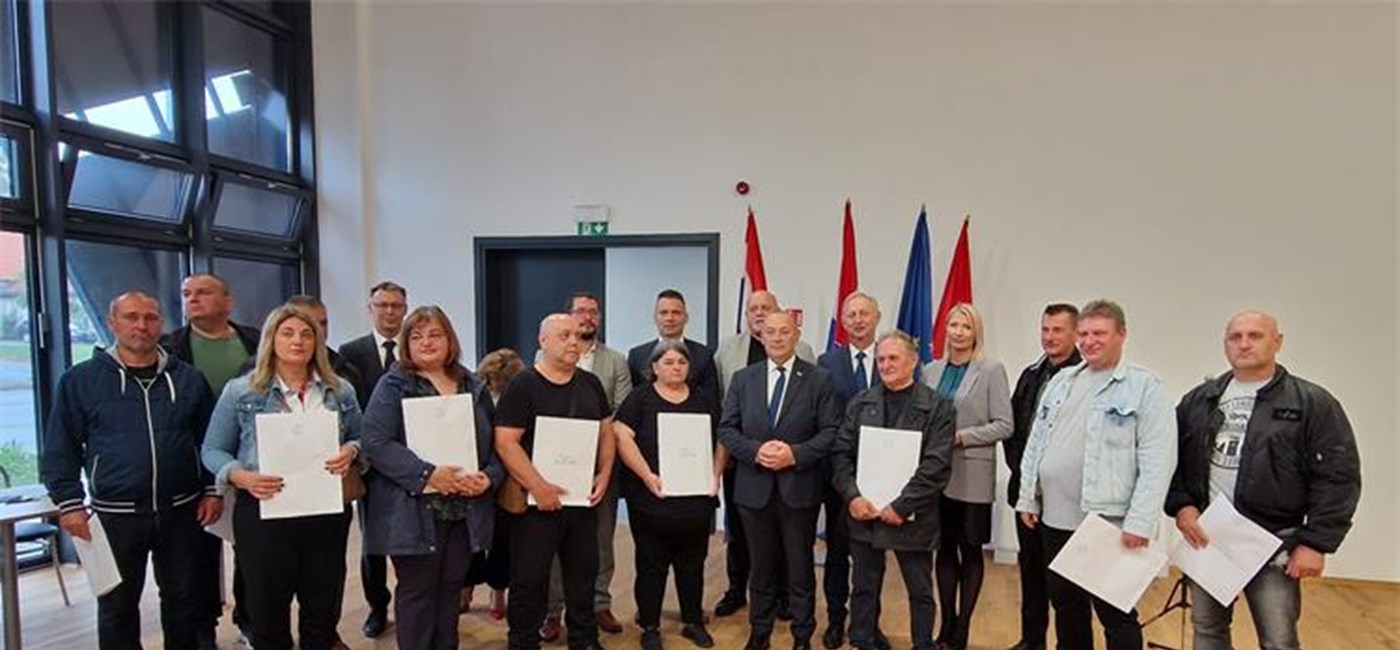 Kutina: Medved uručio ključeve stanova ratnim vojnim invalidima i članovima obitelji